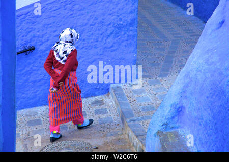 Frau In traditioneller Kleidung, Chefchaouen, Marokko, Nordafrika Stockfoto