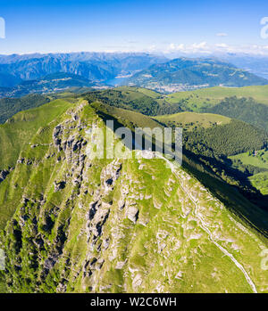 Luftaufnahme des Monte Generoso und Mario Botta Fiore di Pietra Restaurant. Rovio, Ceresio See, Kanton Tessin, Schweiz. Stockfoto