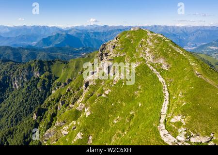 Luftaufnahme des Monte Generoso und Mario Botta Fiore di Pietra Restaurant. Rovio, Ceresio See, Kanton Tessin, Schweiz. Stockfoto