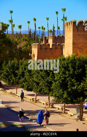 Die Menschen vor Ort mit der alten Stadtmauer, Taroudant, Marokko, Nordafrika Stockfoto