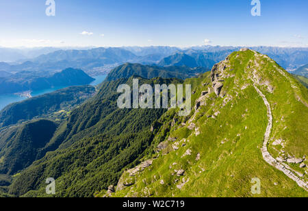 Luftaufnahme des Monte Generoso und Mario Botta Fiore di Pietra Restaurant. Rovio, Ceresio See, Kanton Tessin, Schweiz. Stockfoto