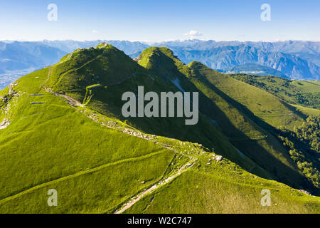 Luftaufnahme des Monte Generoso und Mario Botta Fiore di Pietra Restaurant. Rovio, Ceresio See, Kanton Tessin, Schweiz. Stockfoto