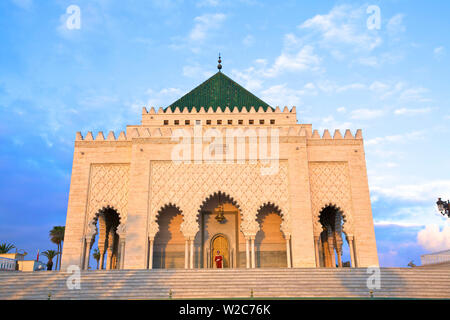 Königliche Garde im Dienst am Mausoleum von Mohammed V in Rabat, Marokko, Nordafrika Stockfoto