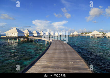 Malediven, Süd Ari Atoll, Thudufushi Island, Diamanten Thudufushi Resort, Wasser Villen Stockfoto