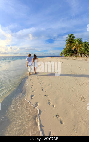 Malediven, Süd Ari Atoll, Thudufushi Island, Diamanten Thudufushi Resort, Paar am Strand (MR) Stockfoto