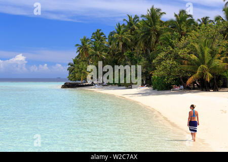 Malediven, Süd Ari Atoll, Athuruga Island, Diamanten Athuruga Resort, junge Frau am Strand (MR) Stockfoto