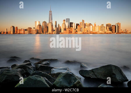 Sonnenaufgang über dem Lower Manhattan. Stockfoto
