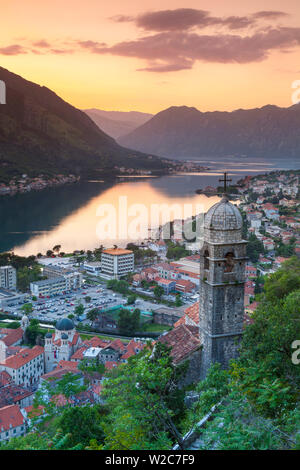 Erhöhten Blick auf die Kotor Stari Grad (Altstadt) und die Bucht von Kotor bei Sonnenuntergang, Kotor, Montenegro Stockfoto