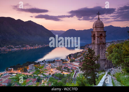 Erhöhten Blick auf die Kotor Stari Grad (Altstadt) und die Bucht von Kotor bei Sonnenuntergang, Kotor, Montenegro Stockfoto