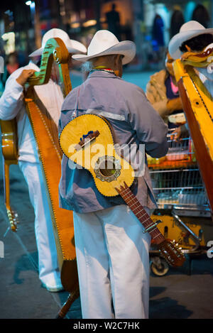 Mexiko, Mexiko City, Mariachi Guitar Player, Plaza Garibaldi, dem Geburtsort von Mariachi Stockfoto