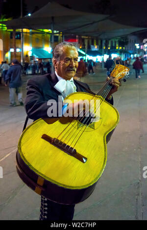 Mexiko, Mexiko City, Mariachi Guitar Player, mexikanische Guitarron Gitarre, Plaza Garibaldi, dem Geburtsort von Mariachi Stockfoto