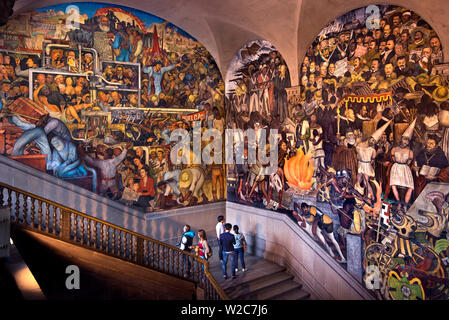 Mexiko, Mexiko City, National Palace, Palacio Nacional, Diego Rivera Treppenhaus Wandbild "die Geschichte von Mexiko", 1929-1935 Stockfoto