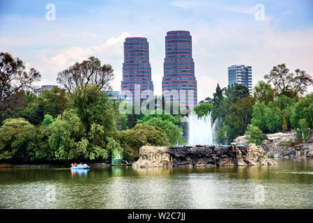 Mexiko, Mexiko City, Twin Towers, Polanco, Condominums, Chapultepec Park, Bosque de Chapultepec, Lagune, Paddelboot Stockfoto