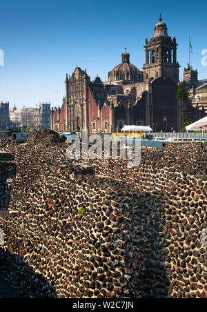 Mexiko, Mexiko City, Mauern des Templo Mayor, den aztekischen Ruinen, großen Tempel, Tenochtitlan, Kathedrale im Hintergrund, Tempel unter der Main Plaza, Centro Historico begraben Stockfoto