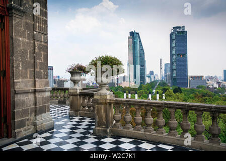 Mexiko, Mexiko City, das Schloss Chapultepec, Chapultepec Hill, Chapultepec Park, das Nationale Museum für Geschichte, Paseo de la Reforma Hohen Bürogebäuden Stockfoto