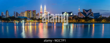 Petronas Towers und die Skyline der Stadt, See Titiwangsa, Kuala Lumpur, Malaysia Stockfoto