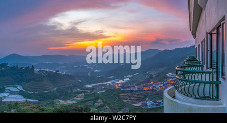 Malaysia, Pahang, Cameron Highlands, Brinchang, Sonnenaufgang vom Hotel Balkon Stockfoto