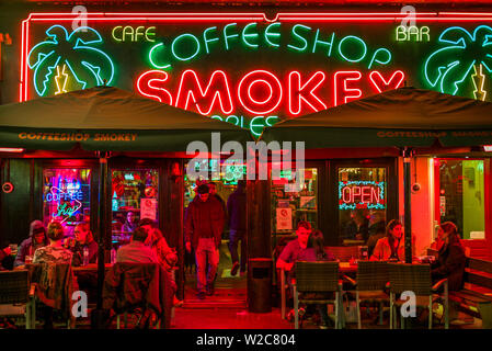 Niederlande, Amsterdam, Rembrandt Square, Smokey Coffee Shop, Abend, außen Stockfoto
