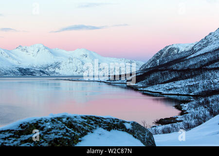 Verschneite Landschaft auf Kvaloya in der Nähe von Tromsø, Troms, Norwegen Stockfoto