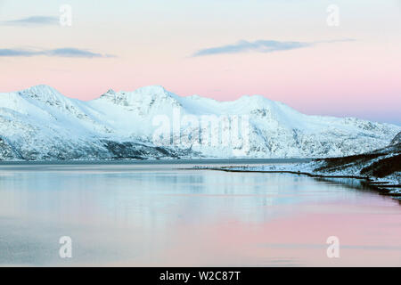 Verschneite Landschaft auf Kvaloya in der Nähe von Tromsø, Troms, Norwegen Stockfoto