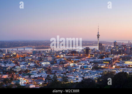 Skyline der Stadt leuchtet in der Dämmerung, Auckland, Nordinsel, Neuseeland, Australien Stockfoto