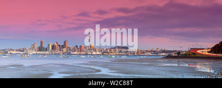 Die Skyline der Stadt und den Hafen Waitemata leuchtet in der Dämmerung, Auckland, Nordinsel, Neuseeland, Australien Stockfoto