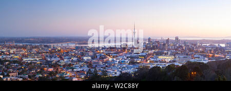 Skyline der Stadt leuchtet in der Dämmerung, Auckland, Nordinsel, Neuseeland, Australien Stockfoto