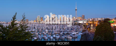 Westhaven Marina & Stadt Skyline beleuchtet in der Abenddämmerung, Waitemata Harbour, Auckland, Nordinsel, Neuseeland, Australien Stockfoto