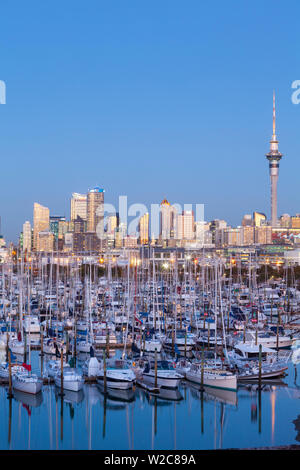Westhaven Marina & Stadt Skyline beleuchtet in der Abenddämmerung, Waitemata Harbour, Auckland, Nordinsel, Neuseeland, Australien Stockfoto