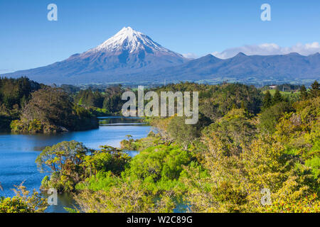 Mount Taranaki (Egmont) und Lake Mangamahoe, North Island, Neuseeland Stockfoto