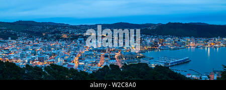 Erhöhten Blick auf Zentrum von Wellington leuchtet in der Dämmerung, Wellington, Nordinsel, Neuseeland Stockfoto