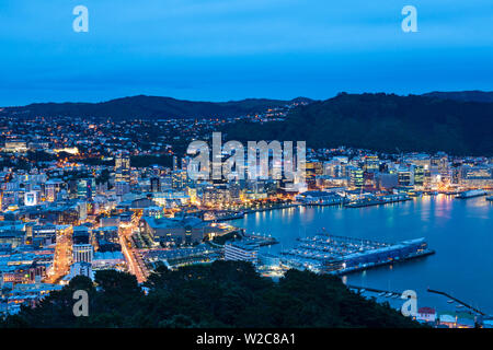 Erhöhten Blick auf Zentrum von Wellington leuchtet in der Dämmerung, Wellington, Nordinsel, Neuseeland Stockfoto