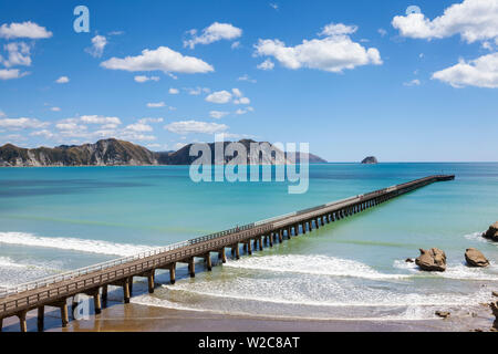 Erhöhte, mit Blick auf die malerischen Tologa Bay Wharf, Tologa Bay, East Cape, North Island, Neuseeland Stockfoto