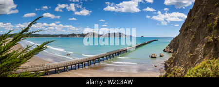 Erhöhte, mit Blick auf die malerischen Tologa Bay Wharf, Tologa Bay, East Cape, North Island, Neuseeland Stockfoto