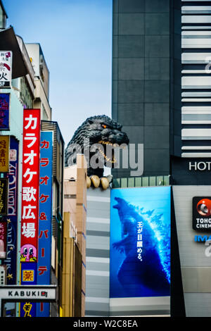 Tokyo, Japan - 10. Mai 2019: Bei der Godzilla Heimatstadt Tokio, einem riesigen Godzilla Leiter der schuppigen Bedrohung hoch über der Toho Gebäude in Shinjuku. Stockfoto