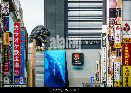 Tokyo, Japan - 10. Mai 2019: Bei der Godzilla Heimatstadt Tokio, einem riesigen Godzilla Leiter der schuppigen Bedrohung hoch über der Toho Gebäude in Shinjuku. Stockfoto