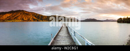 Sonnenuntergang über der malerischen Wharf in idyllischer Kenepuru Sound, Marlborough Sounds, Südinsel, Neuseeland Stockfoto