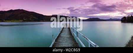 Dämmerung über malerische Wharf in idyllischer Kenepuru Sound, Marlborough Sounds, Südinsel, Neuseeland Stockfoto