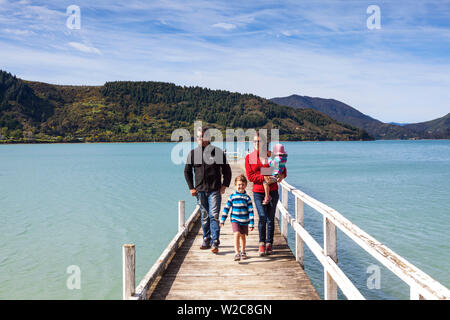 Familie zu Fuß auf malerischen Wharf in der idyllischen Kenepuru Sound, Marlborough Sounds, Südinsel, Neuseeland Stockfoto