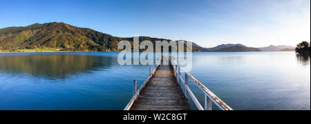 Malerische Wharf in der idyllischen Kenepuru Sound, Marlborough Sounds, Südinsel, Neuseeland Stockfoto