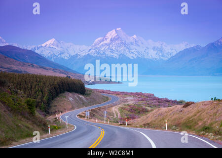 Mount Cook (Aoraki) leuchtet in der Dämmerung, Lake Pukaki, Mackenzie Country, Canterbury, Südinsel, Neuseeland Stockfoto