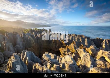 Die Küste bei Punakaiki, West Coast, South Island, Neuseeland Stockfoto