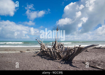 Neuseeland, Südinsel, Westküste, Hokitika, Hokitika Strand, Treibholz Skulpturen Stockfoto