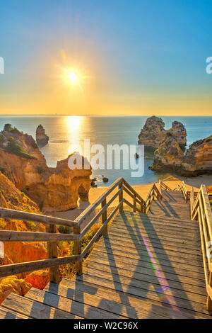 Portugal, Algarve, Lagos, Sonnenaufgang über Camilo Strand (Praia do Camilo) Stockfoto