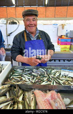 Ein Stall in der Fischmarkt, Olhão, Algarve, Algarve, Portugal, Europa Stockfoto