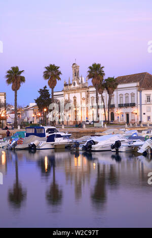 Anzeigen von Arco da Vila über den Hafen, Faro, Algarve, Algarve, Portugal, Europa Stockfoto