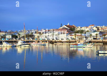 Hafen und Stadt von Lagos, Lagos, Algarve, Algarve, Portugal, Europa Stockfoto