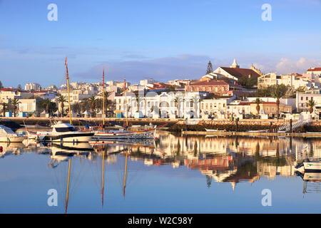 Hafen und Stadt von Lagos, Lagos, Algarve, Algarve, Portugal, Europa Stockfoto