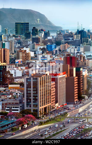 Peru, Lima, San Idsidro, Geschäftsviertel, Miraflores im Hintergrund, Hotels und Eigentumswohnungen, Kap Morro Solar und seine erleuchteten Kreuzes Stockfoto