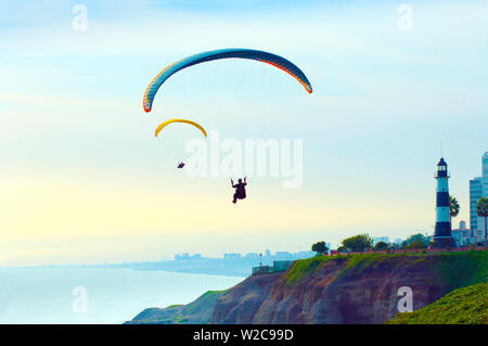 Peru, Lima, Paraglider, Pacific Klippen, El Faro Leuchtturm, Miraflores Stockfoto